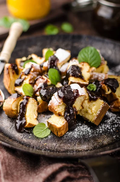 Cutted Pancakes Kaiserschmarrn Delish Dessert Plums Food Photography Food Stock — Stock Photo, Image