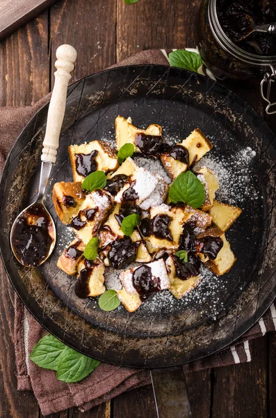 Panquecas Cortadas Sobremesa Delish Kaiserschmarrn Com Ameixas Fotografia Alimentos Estoque — Fotografia de Stock