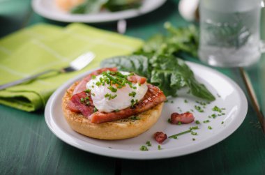 Yumurta benedict lezzetli yemek, gevrek domuz pastırması, gıda hisse senedi, gıda fotoğrafçılığı