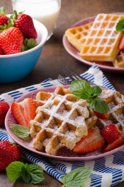 Çilek, çilek, çikolata üstte ve nane ile gözleme