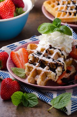 Çilek, çilek, çikolata üstte ve nane ile gözleme