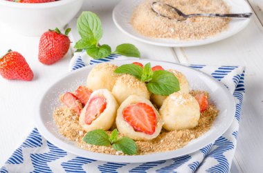 Doldurulmuş çilek köfte, lezzetli tatlı otlar, gıda fotoğrafçılığı ile