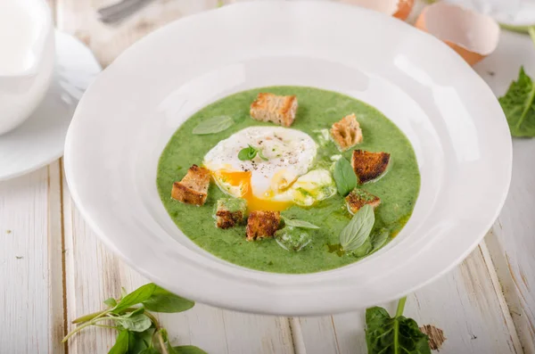 半熟卵 クルトンを新鮮なハーブ フォト ストック広告とほうれん草のスープ — ストック写真