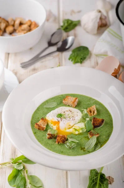 Soupe Épinards Avec Oeuf Poché Croûtons Frais Herbes Photo Stock — Photo