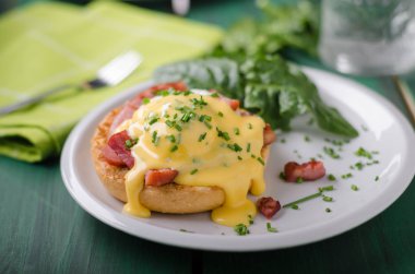 Yumurta benedict lezzetli yemek, gevrek domuz pastırması, gıda hisse senedi, gıda fotoğrafçılığı