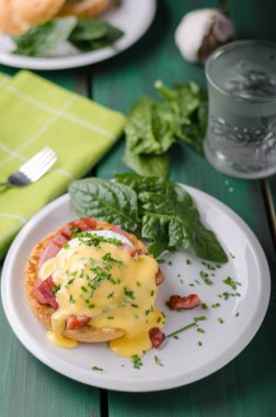 Yumurta benedict lezzetli yemek, gevrek domuz pastırması, gıda hisse senedi, gıda fotoğrafçılığı
