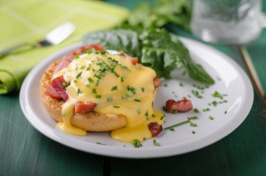 Yumurta benedict lezzetli yemek, gevrek domuz pastırması, gıda hisse senedi, gıda fotoğrafçılığı
