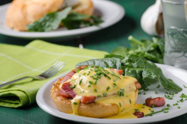 Yumurta benedict lezzetli yemek, gevrek domuz pastırması, gıda hisse senedi, gıda fotoğrafçılığı