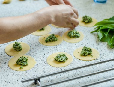 Peynir ve sarımsak ayı tortellini ile yapma