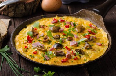Taze omlet, turşu mantar ve biber, otlar üstte