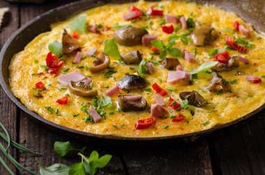 Taze omlet, turşu mantar ve biber, otlar üstte