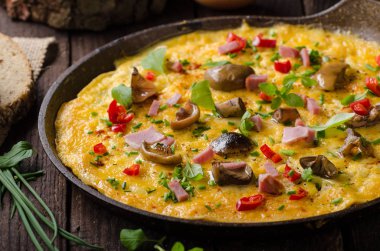 Taze omlet, turşu mantar ve biber, otlar üstte
