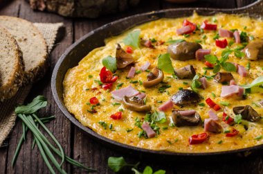 Taze omlet, turşu mantar ve biber, otlar üstte