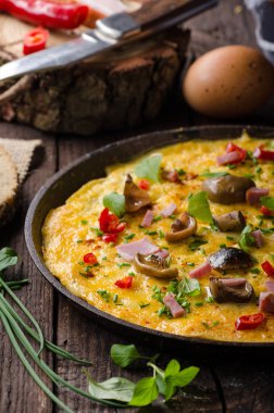 Taze omlet, turşu mantar ve biber, otlar üstte