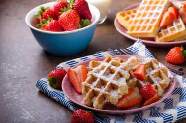 Çilek, çilek, çikolata üstte ve nane ile gözleme