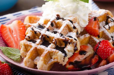 Çilek, çilek, çikolata üstte ve nane ile gözleme