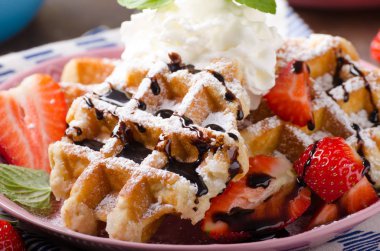 Çilek, çilek, çikolata üstte ve nane ile gözleme