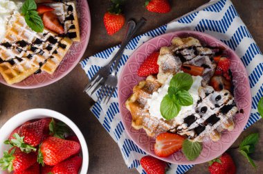 Çilek, çilek, çikolata üstte ve nane ile gözleme