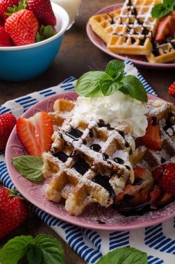 Çilek, çilek, çikolata üstte ve nane ile gözleme