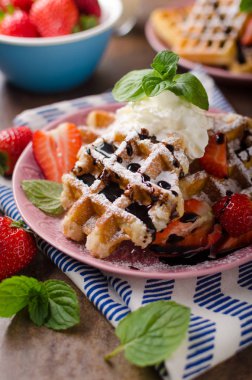 Çilek, çilek, çikolata üstte ve nane ile gözleme