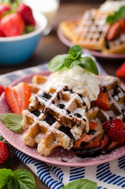 Çilek, çilek, çikolata üstte ve nane ile gözleme