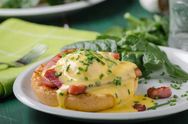 Huevo Benedicto Deliciosa Comida Tocino Crujiente Caldo Alimentos Fotografía Alimentos —  Fotos de Stock