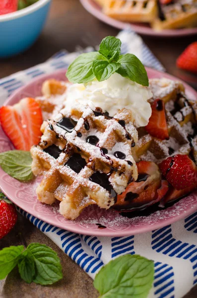 Çilek, çilek, çikolata üstte ve nane ile gözleme