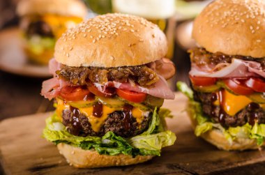 Ev yapımı sığır eti burger, karamelize soğan, pastırma ve bira, gıda fotoğrafçılığı