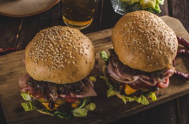Ev yapımı sığır eti burger, karamelize soğan, pastırma ve bira, gıda fotoğrafçılığı