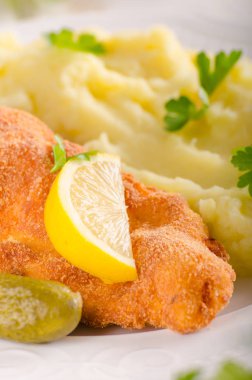 Taze weiner schitzel orijinal, püre patates, pickless limon ve otlar üstte