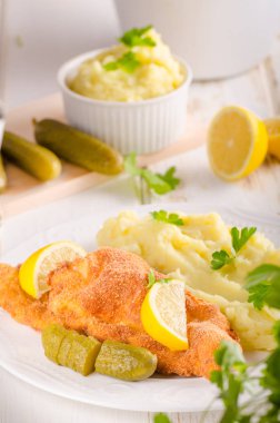 Taze weiner schitzel orijinal, püre patates, pickless limon ve otlar üstte