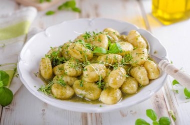 Pesto gnocchi, sarımsak ve taze otlar zeytin yağı, lezzetli ev yapımı, gıda fotoğrafçılığı