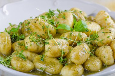 Pesto gnocchi, sarımsak ve taze otlar zeytin yağı, lezzetli ev yapımı, gıda fotoğrafçılığı