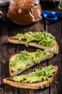 Sarımsak avokado tost, biyo yumurta ve taze otlar, ev yapımı ketçap ile yumurta omlet