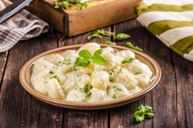 Peynirli gnocchi rokfor soslu ve galic, üst, leziz yemekleri otlar