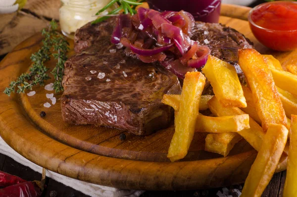 Nötstek Med Hemlagad Pommes Frites Och Tartarsås Matfotografi — Stockfoto