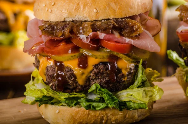 Hemmagjord Nötkött Burger Karamelliserad Lök Bacon Och Mat Fotografering — Stockfoto