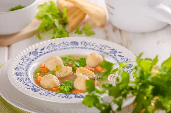 Tavuk köfte, gıda fotoğrafçılığı ile taze sebze çorbası