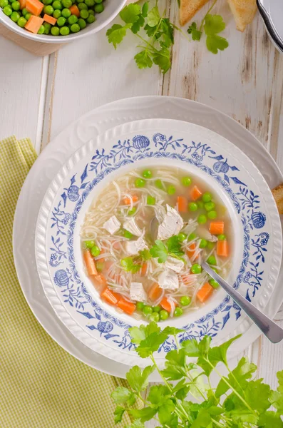 Fideos Sopa Pollo Primavera Verduras Tostadas Fotografía Alimentos Sopa Fresca —  Fotos de Stock