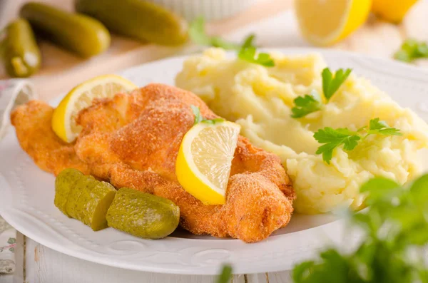 Taze weiner schitzel orijinal, püre patates, pickless limon ve otlar üstte