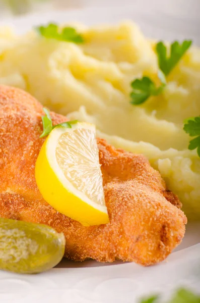 Taze weiner schitzel orijinal, püre patates, pickless limon ve otlar üstte