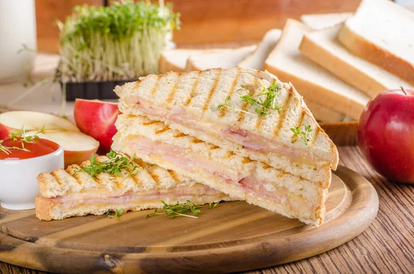 Panini Ser Szynka Toast Świeżego Jabłka Powrót Shool Sandwich Fotografia — Zdjęcie stockowe