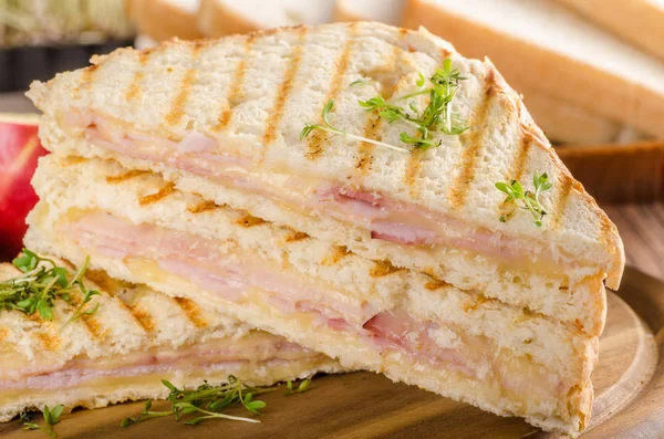Panini peynir jambon tost, geri shool sandviç, gıda fotoğrafçılığı için taze elma
