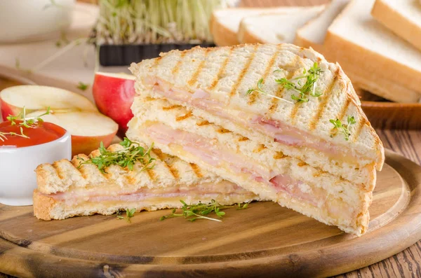 Panini peynir jambon tost, geri shool sandviç, gıda fotoğrafçılığı için taze elma
