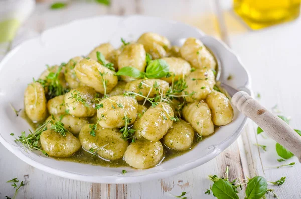 Pesto gnocchi, sarımsak ve taze otlar zeytin yağı, lezzetli ev yapımı, gıda fotoğrafçılığı