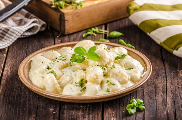 Peynirli gnocchi rokfor soslu ve galic, üst, leziz yemekleri otlar