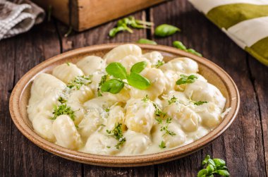 Peynirli gnocchi rokfor soslu ve galic, üst, leziz yemekleri otlar