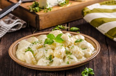 Peynirli gnocchi rokfor soslu ve galic, üst, leziz yemekleri otlar