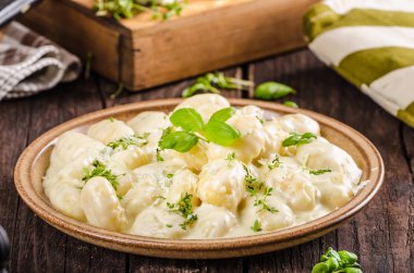 Peynirli gnocchi rokfor soslu ve galic, üst, leziz yemekleri otlar