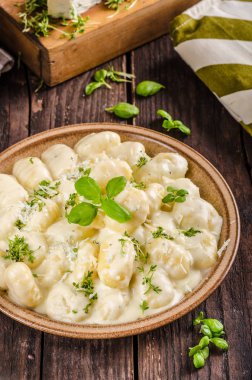 Peynirli gnocchi rokfor soslu ve galic, üst, leziz yemekleri otlar